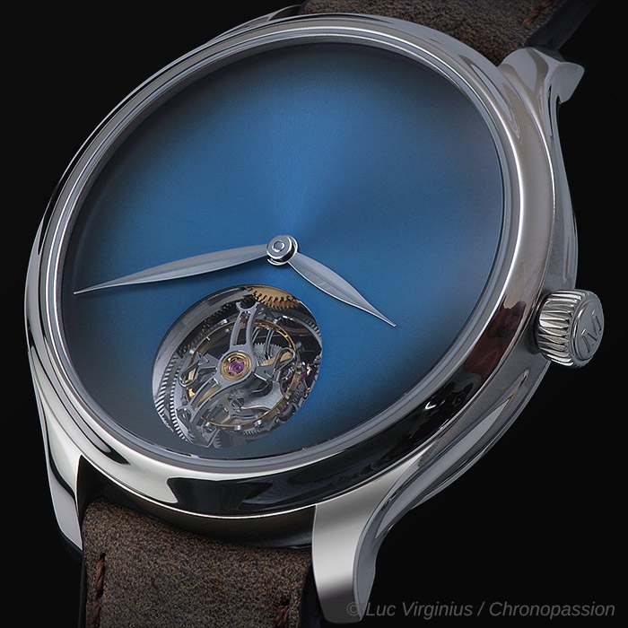 h moser endeavour tcfblue 02 d4811c314e.jpg