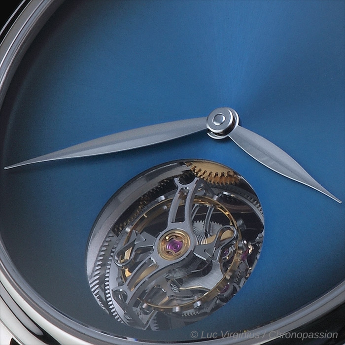 h moser endeavour tcfblue 08 bcf24fcb20.jpg