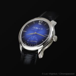 H MOSER & CIE Mayu, cadran bleu fumé foncé, pièce unique