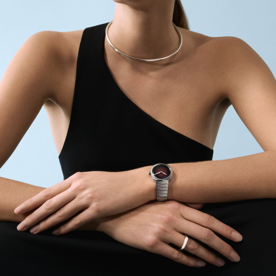 H. Moser & Cie. – Streamliner Two Hands 28 mm Burgundy Fumé lifestyle wristshot